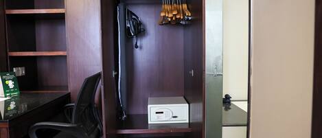 Espacio de oficina pequeño con escritorio, silla y zapatero.