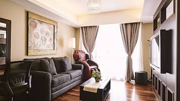 Minibar, coffres-forts dans les chambres, bureau, rideaux occultants