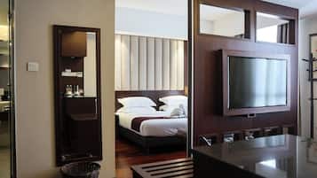 Executive Suite, 1 Katil Raja (King), City View | Ruang tamu | 32 inci televisyen LED dengan satelit, TV