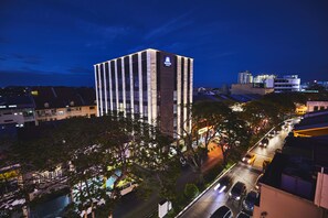 施設の正面 (日没後)