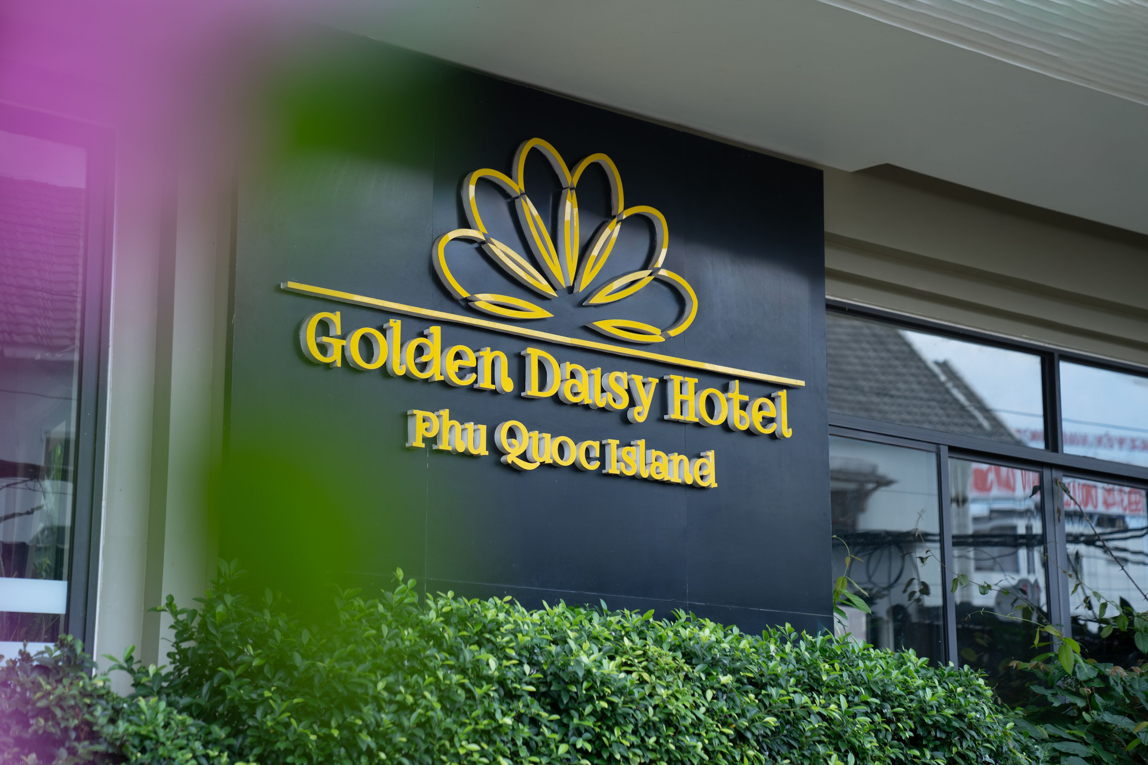 Un letrero de hotel con logotipo y nombre.