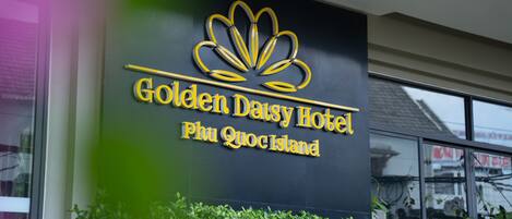 Un letrero de hotel con logotipo y nombre.