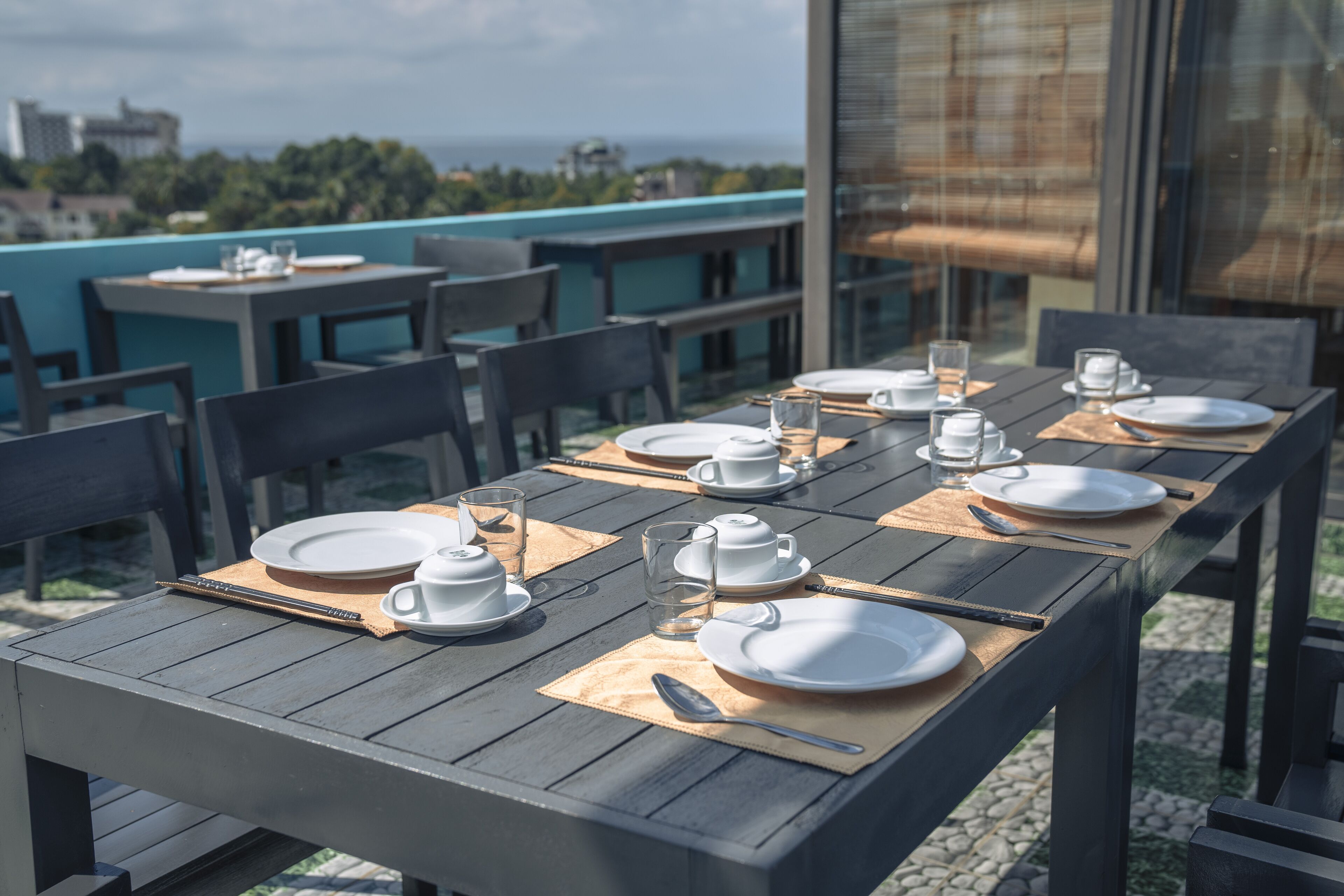 供应早餐、午餐和晚餐，本地与国际菜