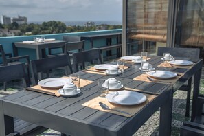 供应早餐、午餐和晚餐，本地与国际菜