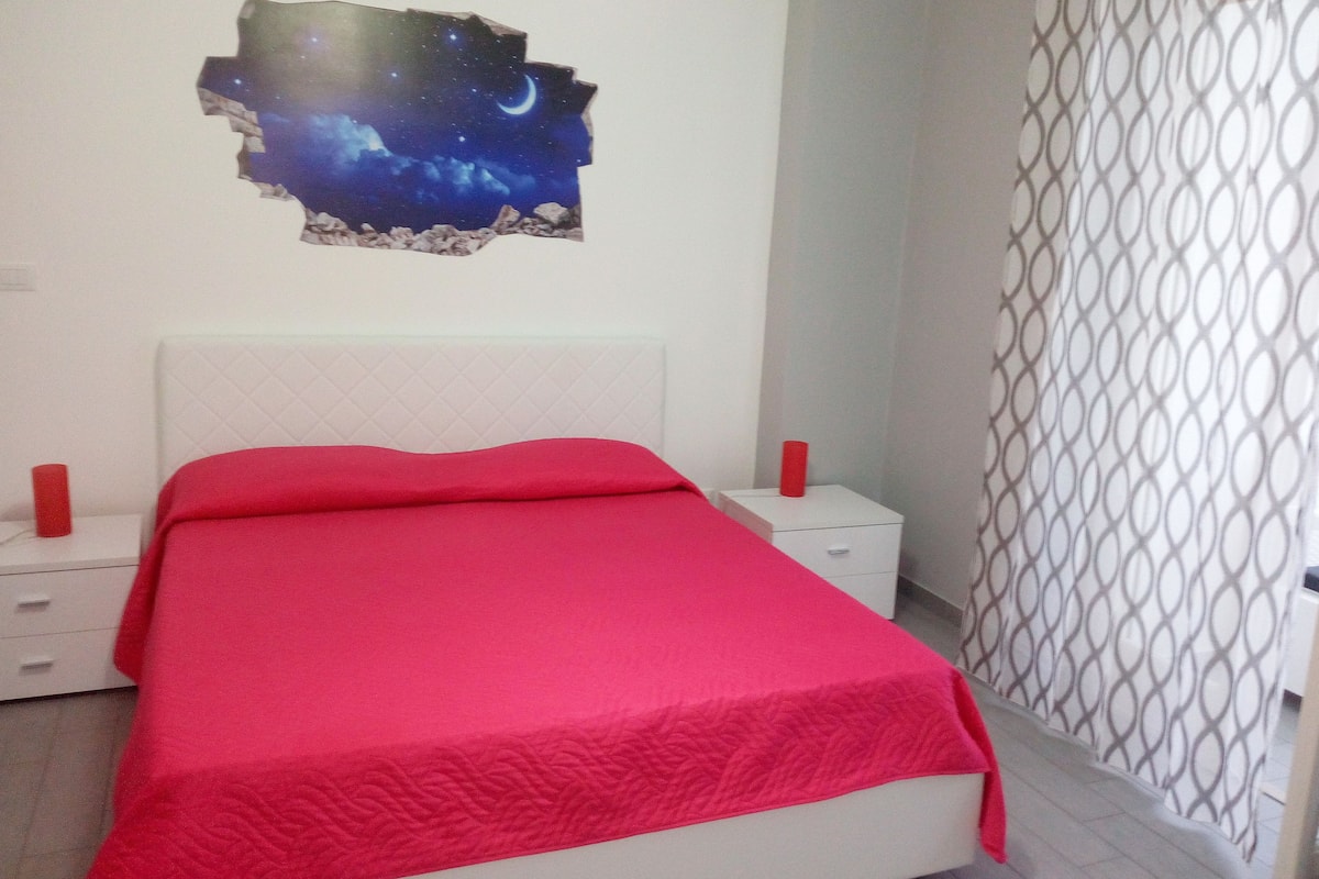 Ropa de cama de alta calidad, escritorio y wifi gratis