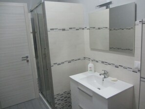 Chambre Double Standard, salle de bains privée | Salle de bain