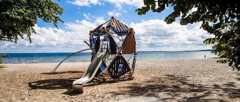 På stranden, snorkling, volleyboll och motorbåtsåkning