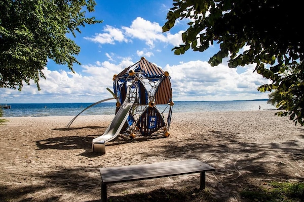 Di pantai, bersnorkel, bola tampar pantai, bersiar-siar dengan motobot