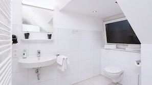 Comfort Apartment | Bathroom | Shower, free toiletries, hair dryer, towels - Aparthotel - Stadtvilla Premium (Schweinfurt)