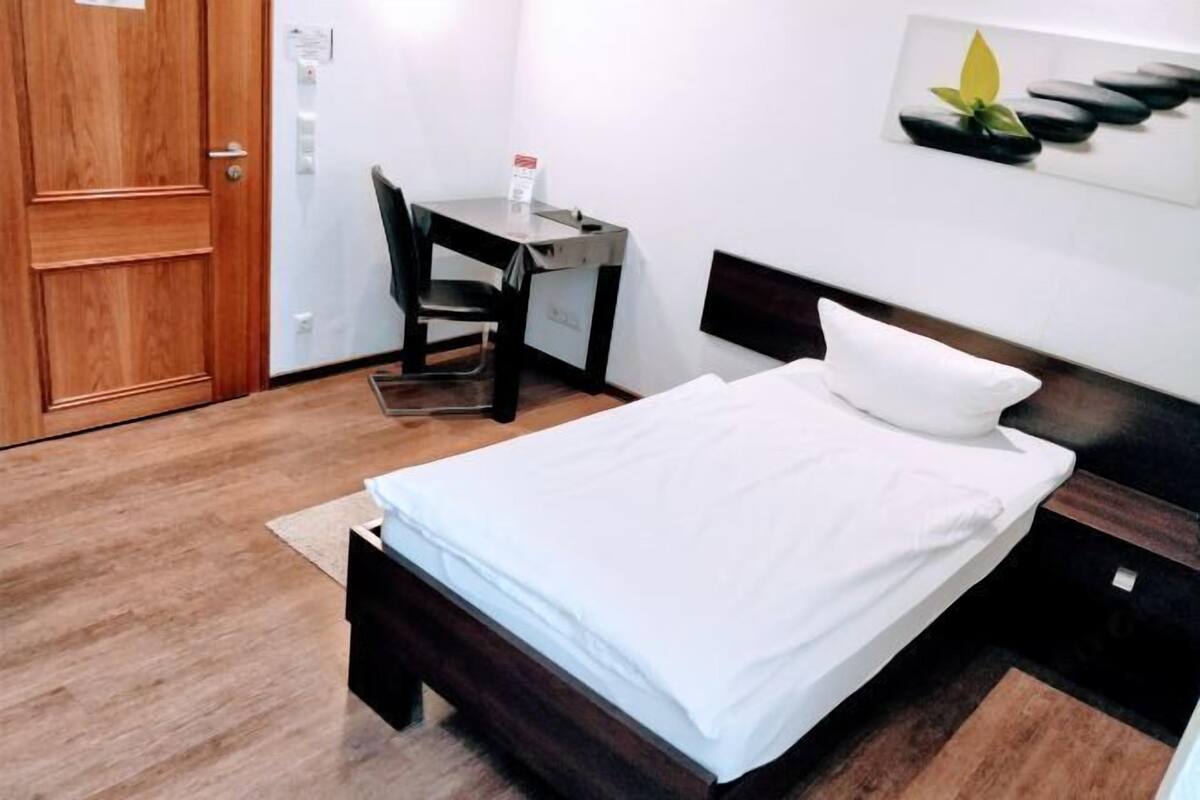 1 chambre, bureau, chambres insonorisées, fer et planche à repasser