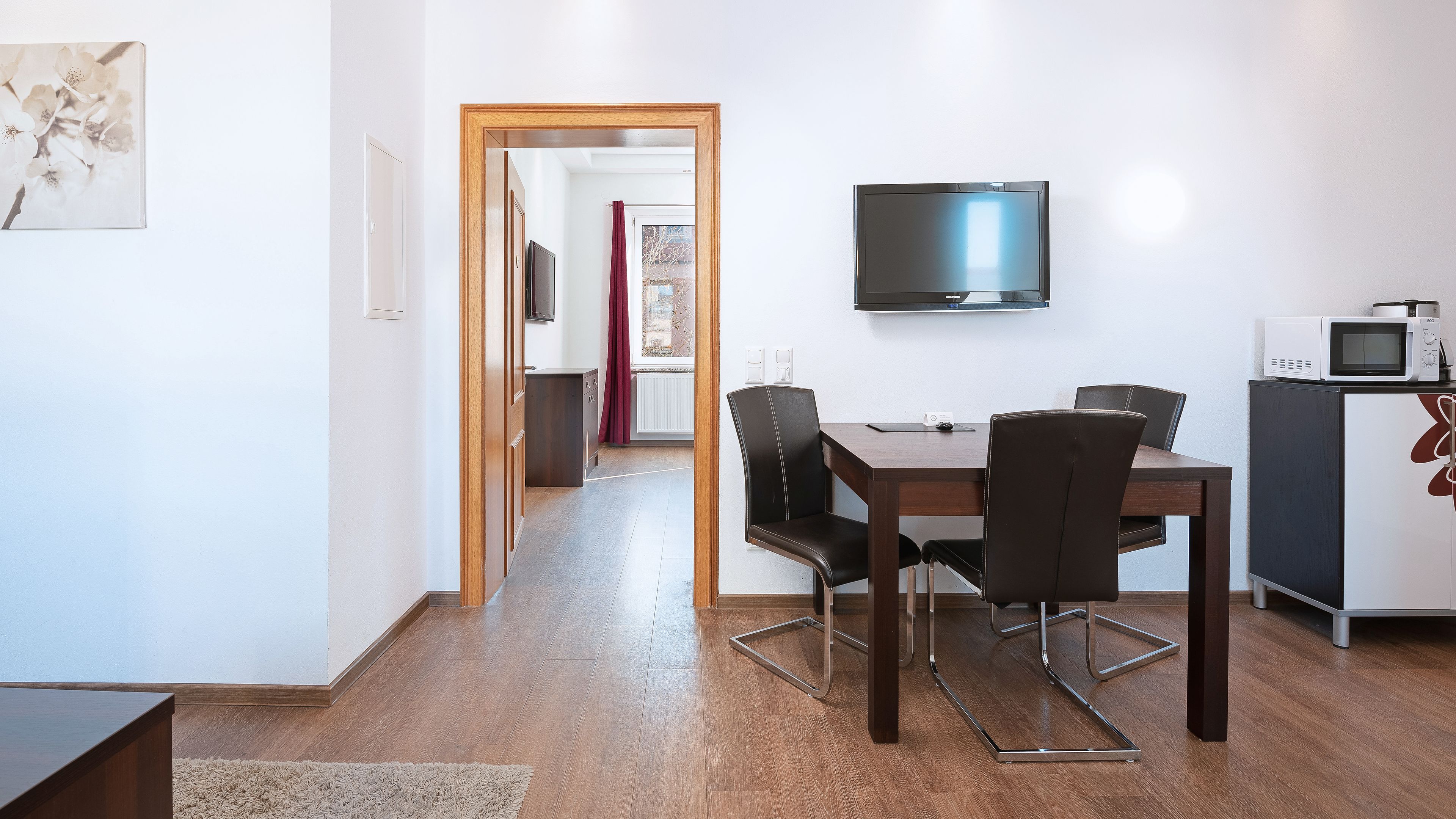 Basic-Apartment | Essbereich im Zimmer
