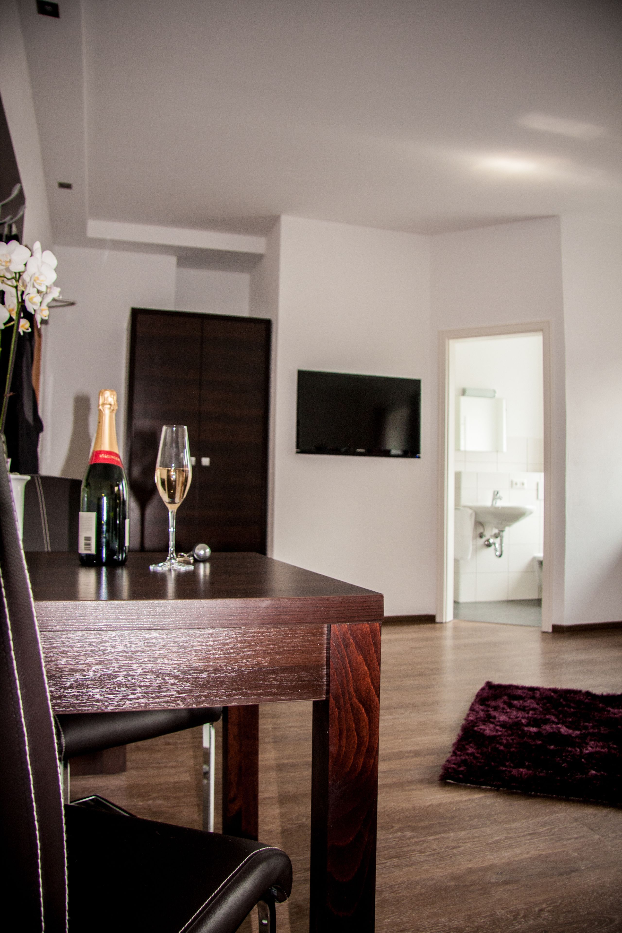 comfort studio | living area | flat-screen tv