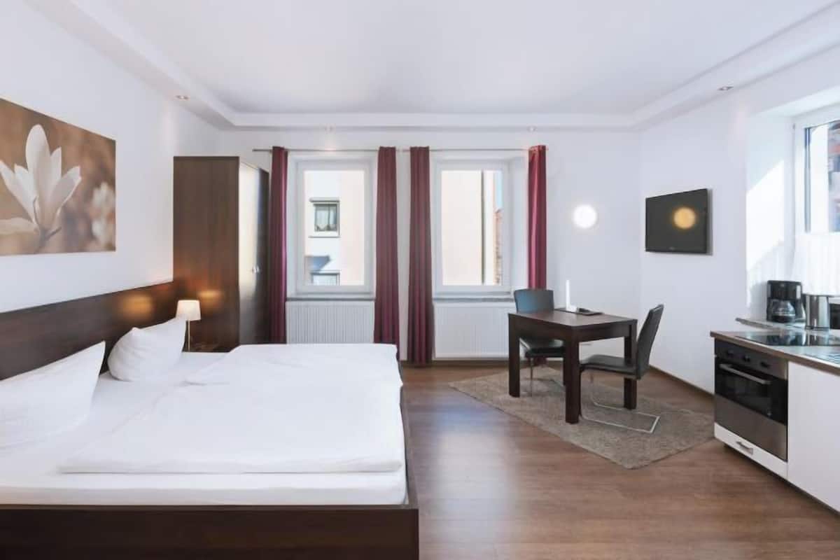 1 slaapkamer, een bureau, geluiddichte muren