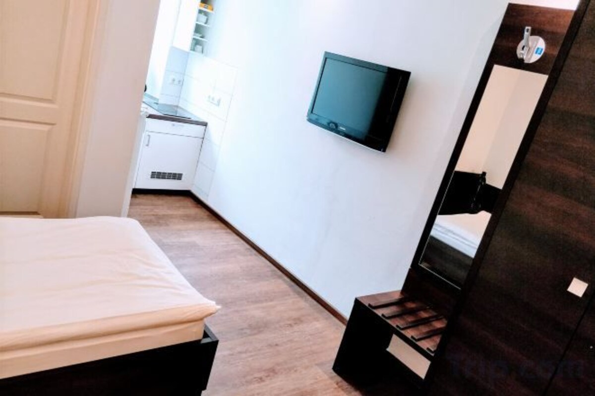 1 chambre, bureau, chambres insonorisées, fer et planche à repasser