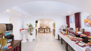 Café da manhã com buffet diário (EUR 10 por pessoa) 