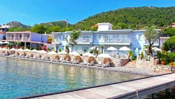 Playa privada, sillas reclinables de playa, sombrillas, toallas de playa