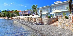 Private beach, sun loungers, beach umbrellas, beach towels - Fiska Butik Hotel (Marmaris)