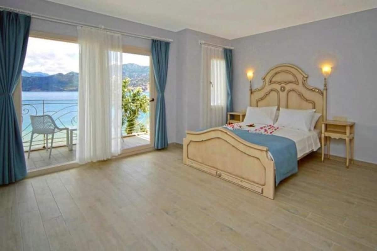 Een minibar, een strijkplank/strijkijzer, extra bedden, gratis wifi