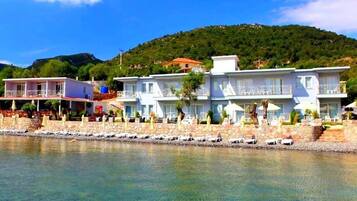 Spiaggia privata, lettini da mare, ombrelloni, teli da spiaggia