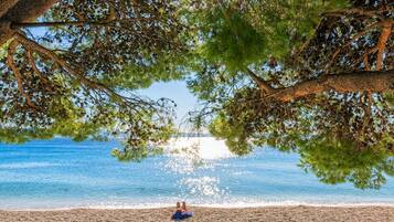 Pantai di sekitar, kursi berjemur, payung pantai, dan pijat di pantai