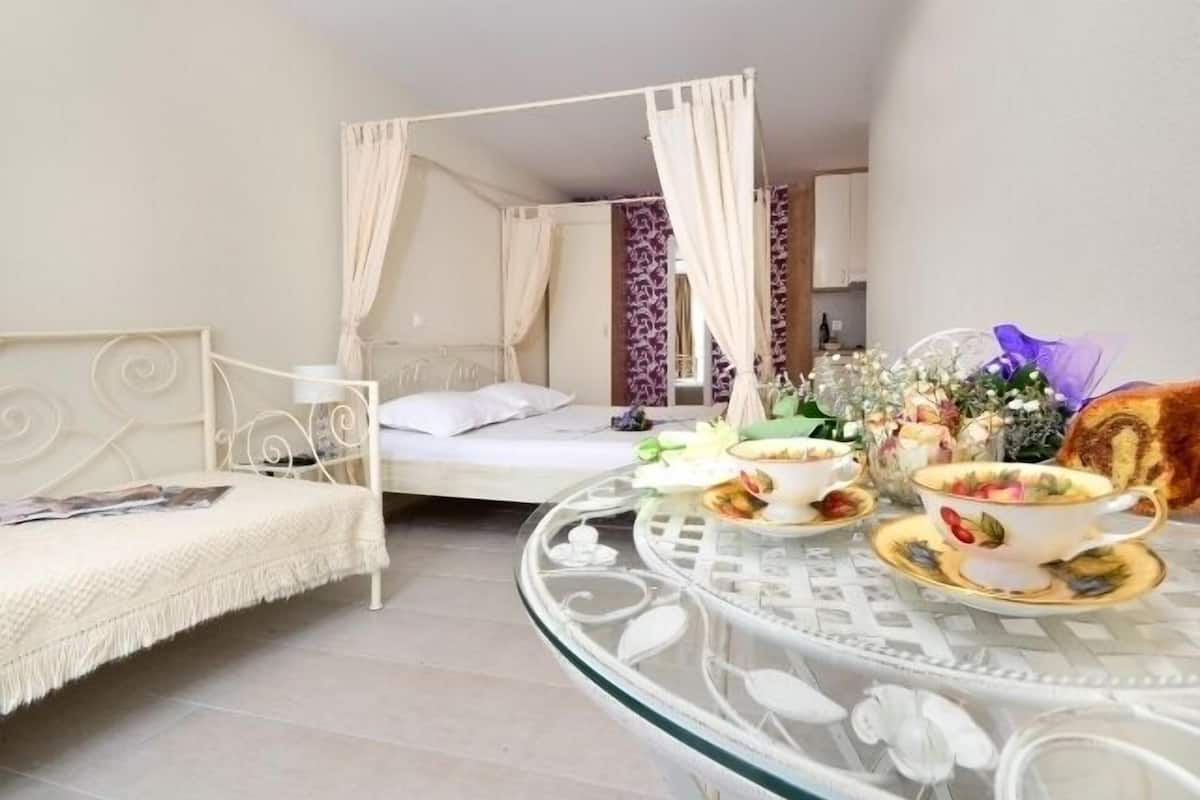 Studio, Pool Access (2+1) | 1 bedroom, in-room safe, free WiFi, bed sheets