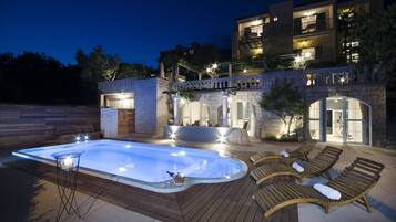 Kolam renang outdoor musiman, dengan kursi berjemur