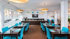 Se ofrece un desayuno bufé todos los días (15 EUR por persona)