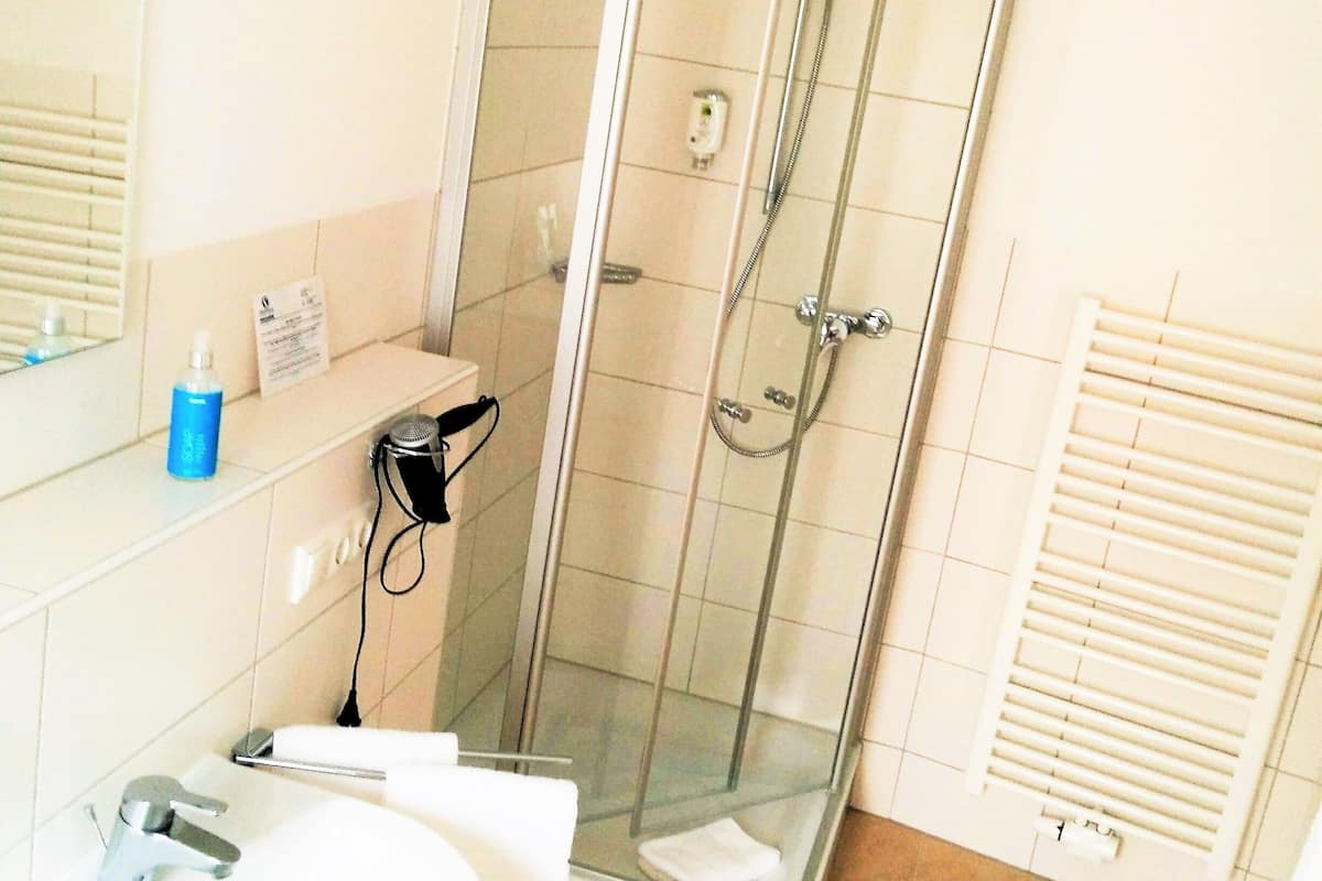 standard studio | bathroom | shower, free toiletries, hair dryer, towels