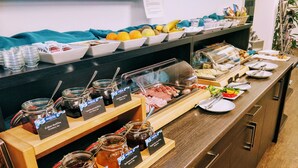 Un bufé con diversas opciones de comida y salsas.