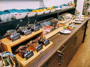 Petit déjeuner buffet (15 EUR par personne)