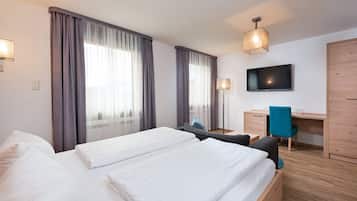 Phòng đôi tiện nghi đơn giản | Bàn, màn/rèm cản sáng, phòng cách âm, bàn ủi/dụng cụ ủi quần áo