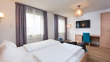 Escritorio, cortinas blackout y sistema de insonorización 