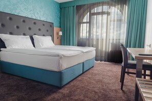 Habitación Confort doble, 1 cama de matrimonio grande, vistas al lago | Ropa de cama de alta calidad, minibar, caja fuerte y escritorio