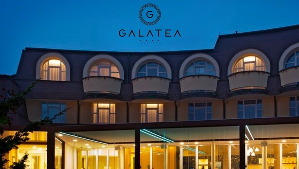 Un hotel con fachada moderna, amplias ventanas y un interior bien iluminado.