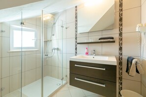Dusche, kostenlose Toilettenartikel, Haartrockner, Handtücher