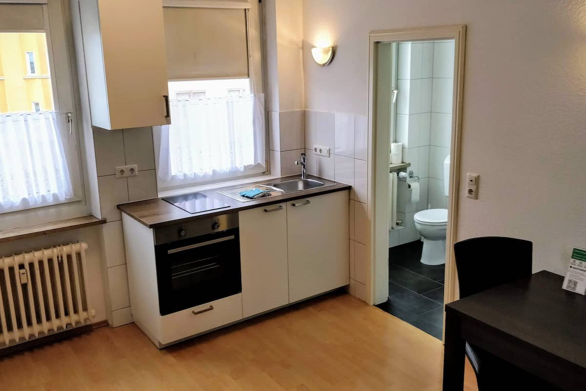 economy studio | living area | flat-screen tv