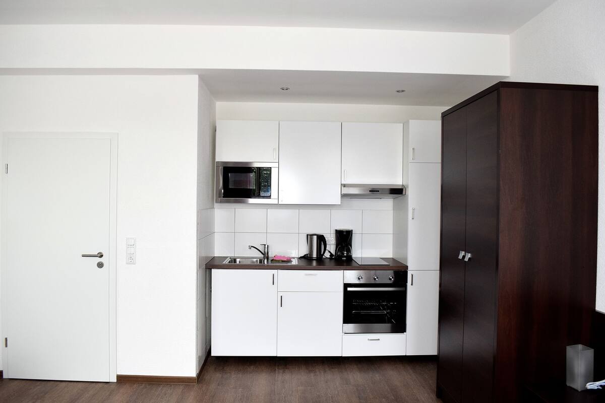 comfort studio | private kitchen | fridge, microwave, stovetop, electric kettle