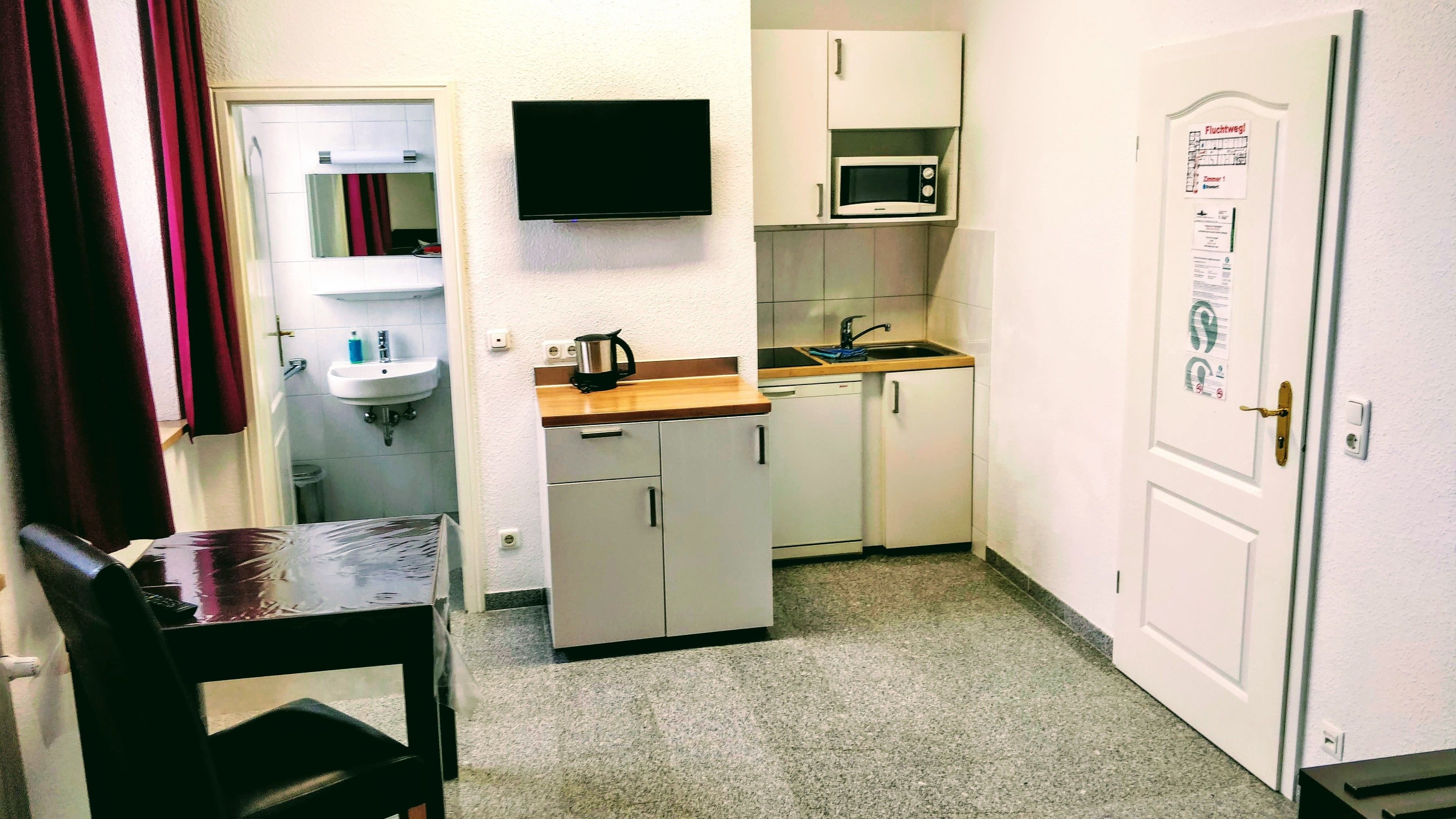 economy studio | private kitchen | fridge, microwave, stovetop, electric kettle