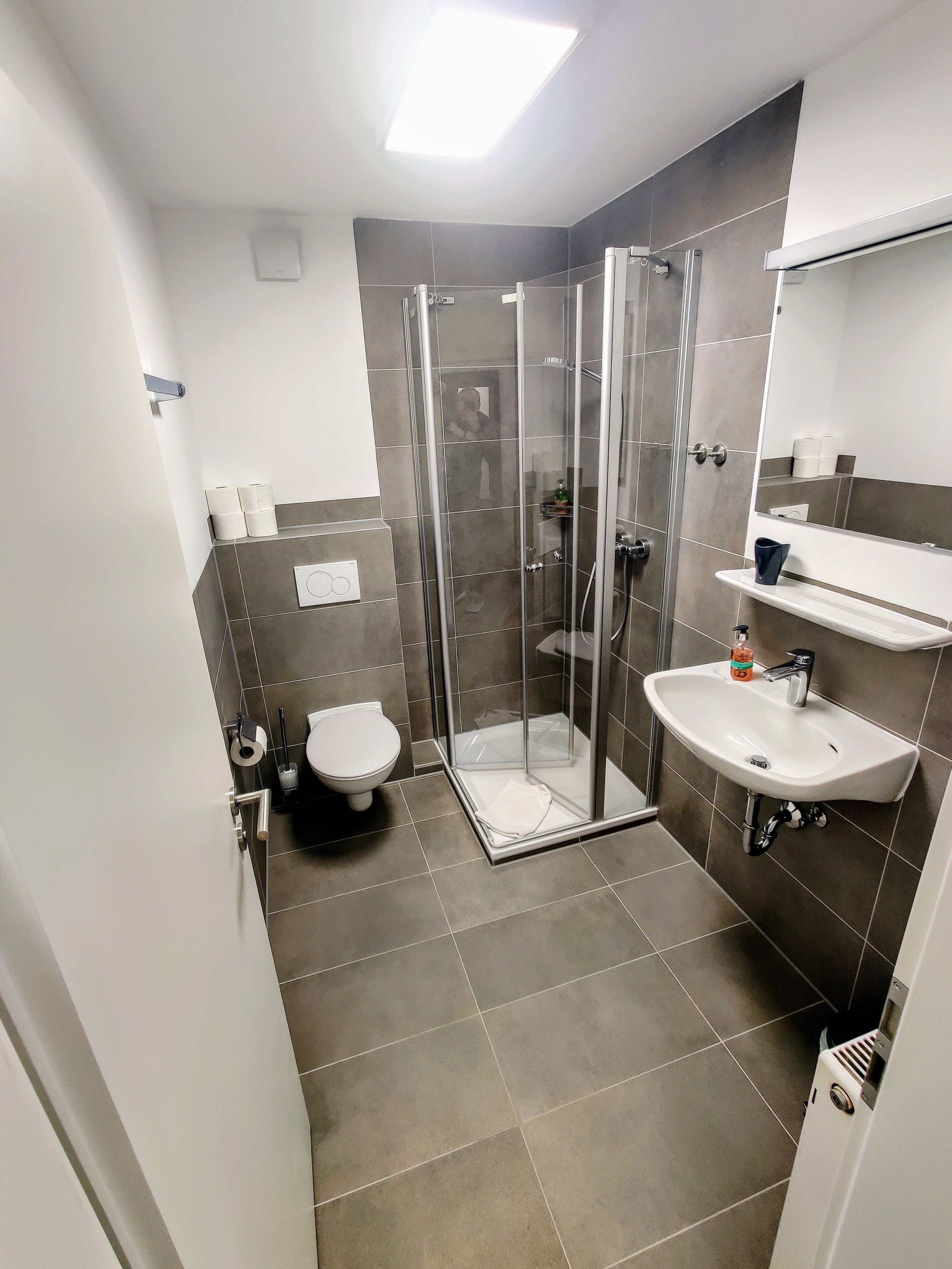 Classic-Dreibettzimmer | Badezimmer | Dusche, Haartrockner, Handtücher, Seife
