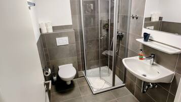Classic-Dreibettzimmer | Badezimmer | Dusche, Haartrockner, Handtücher, Seife