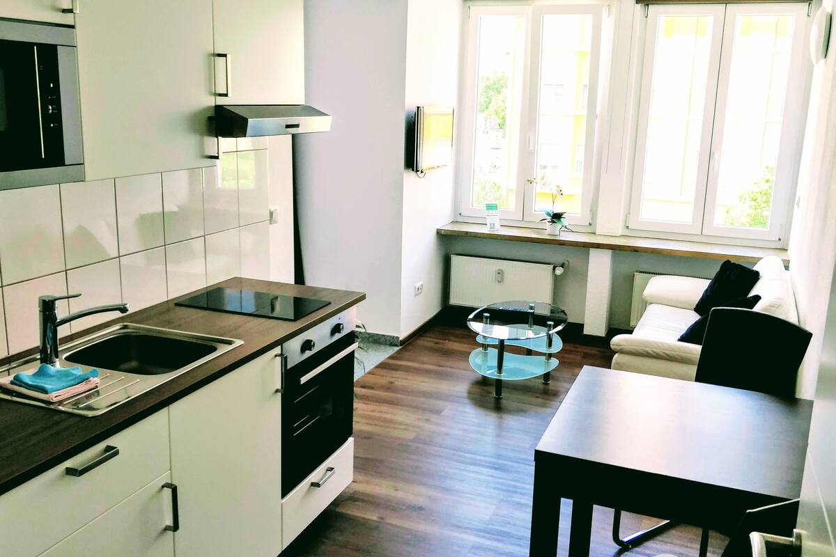 standard studio | living area | flat-screen tv