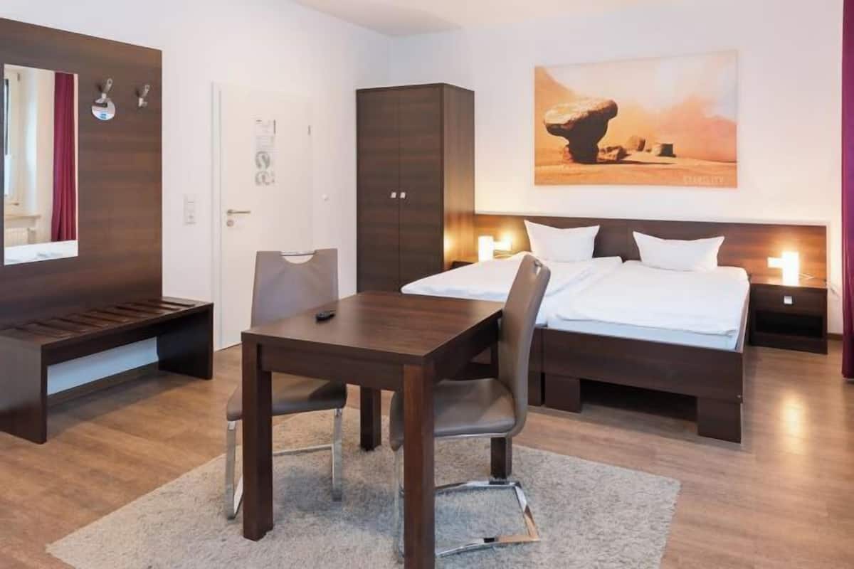 Escritorio, sistema de insonorización, wifi gratis y ropa de cama
