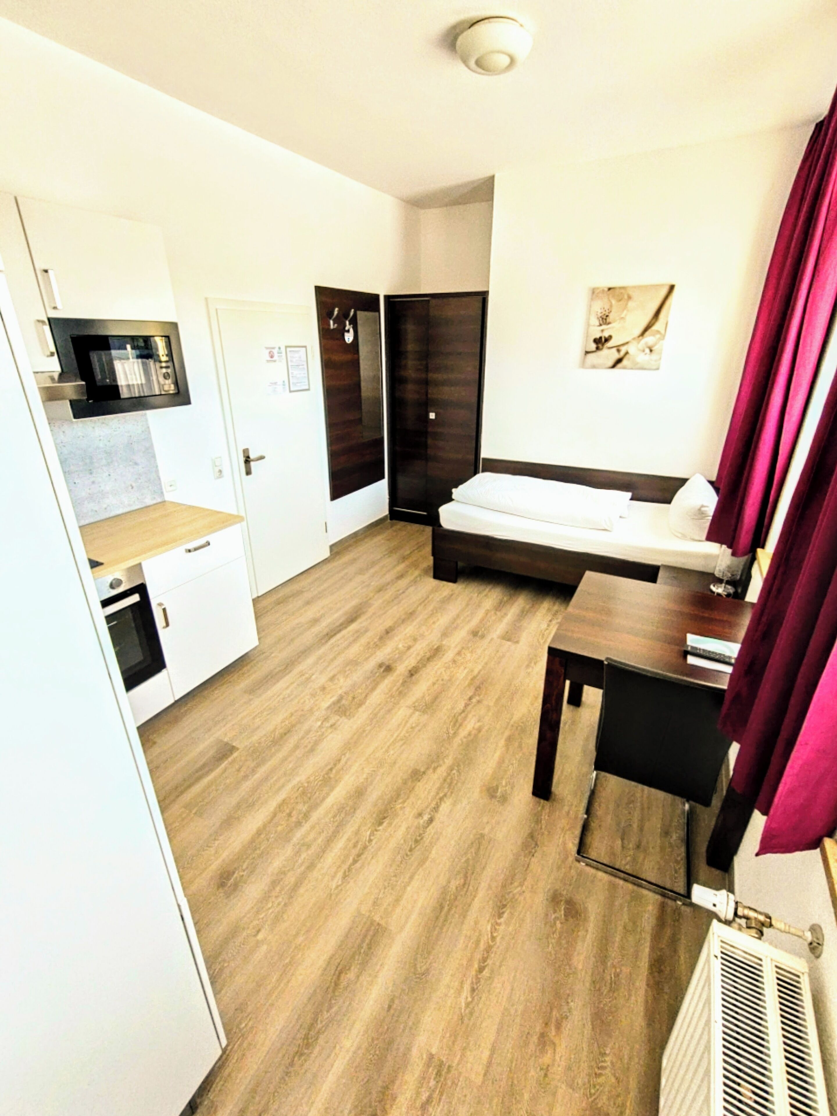 Economy Studio | Meja, kalis bunyi, Wi-fi percuma, cadar katil 