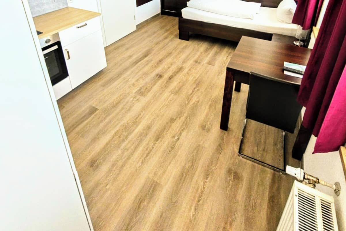 Economy Studio | Meja, kalis bunyi, Wi-fi percuma, cadar katil