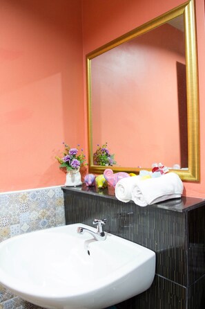 Standard Twin Room | Bathroom