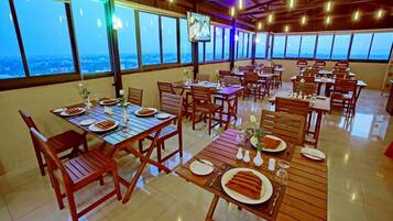 Se sirven desayunos, comidas, cenas y cocina local e internacional