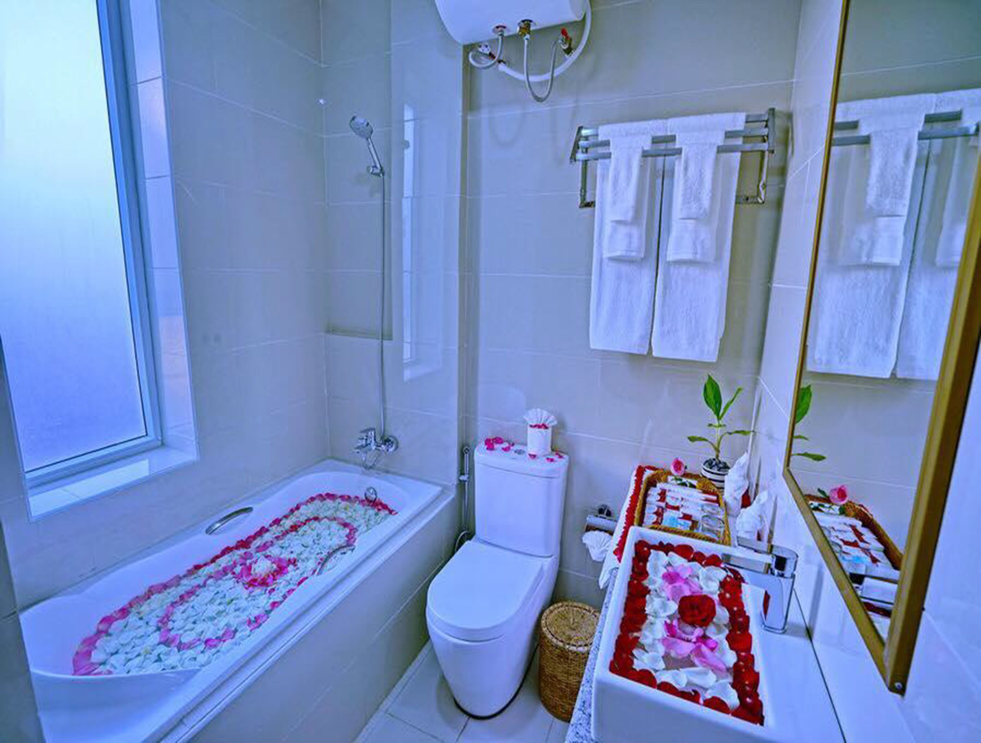 junior suite | bathroom | shower, free toiletries, hair dryer, bathrobes