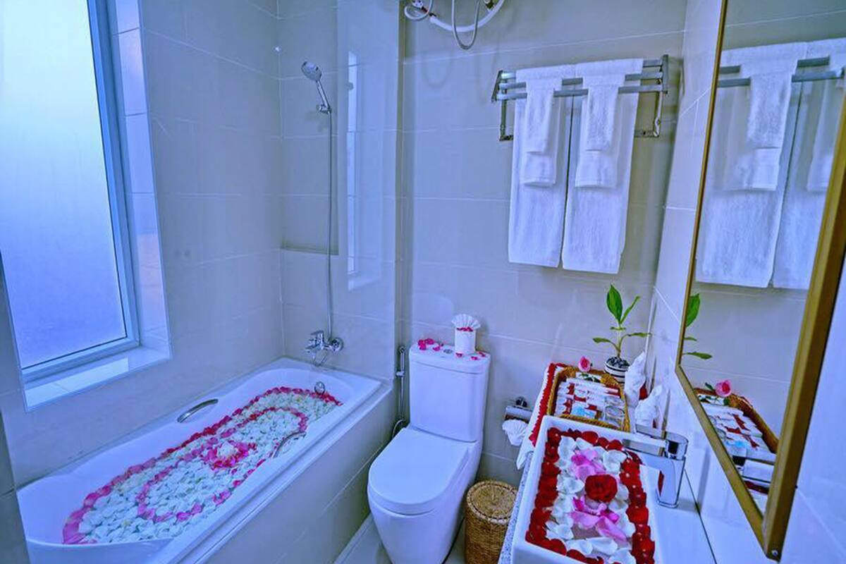 junior suite | bathroom | shower, free toiletries, hair dryer, bathrobes