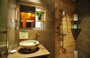 Tatami Family Room C | Bathroom | Shower, free toiletries, hair dryer, slippers - Hangzhou BanMuFangTang Boutique Inn (Hangzhou)