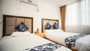 Family Room B | Desk, blackout drapes, free WiFi